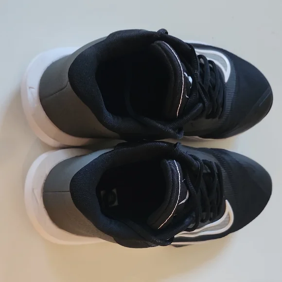 Nike Black and White Athletic Shoes - Picture 6 of 10